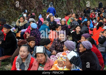 GUIZHOU, Cina - circa nel dicembre 2017: un gruppo di persone diverse minoranze etniche sedersi insieme in occasione del matrimonio. Foto Stock