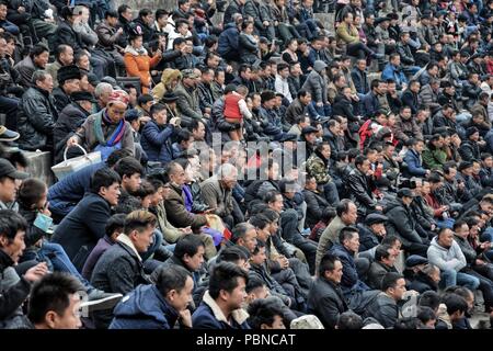 LEISHAN, GUIZHOU, Cina - circa nel dicembre 2017: gli spettatori a guardare i bufali combattimenti. Foto Stock