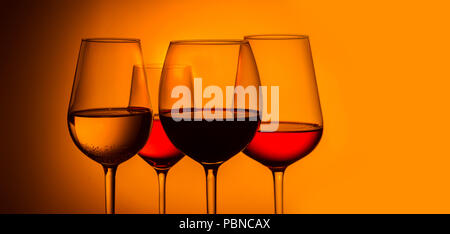 Set di 4 bicchieri di vino rosso, bianco e rosato su sfondo arancione, banner Foto Stock