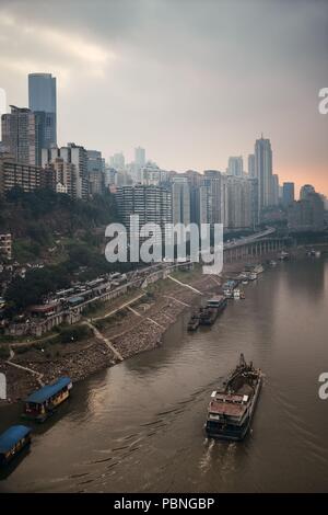 Vista aerea di edifici urbani e dello skyline della città di Chongqing Foto Stock