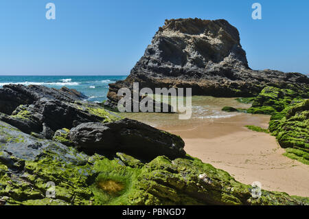 Spiaggia selvaggio scenario in Porto Covo. Portogallo Foto Stock