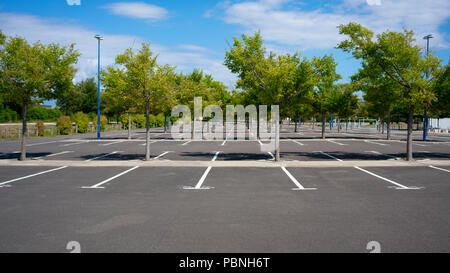 Bella vuoto parcheggio con alberi sulla soleggiata giornata estiva in Francia Foto Stock