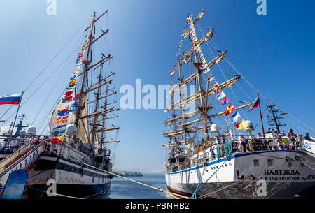 La Russia, Vladivostok, 29/07/2018. Le navi a vela "Nadezda' e 'Pallada' ormeggiata nel porto di Vladivostok. Molti turisti a piedi intorno alle navi in un sun Foto Stock