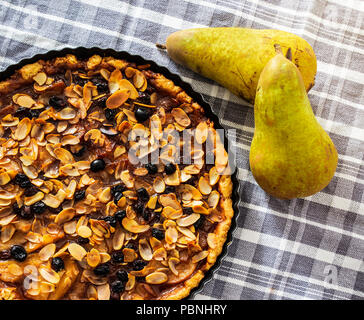 Crostata di pere con uvetta e mandorle a fette Foto Stock