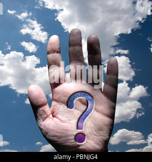 Mano con punto interrogativo e cielo Foto Stock