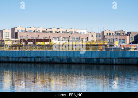 Waterfront e sviluppo. La costruzione di abitazioni site la costruzione di nuove case e appartamenti dal fiume Trent, Trento Bacino, Nottingham, Inghilterra, Regno Unito Foto Stock