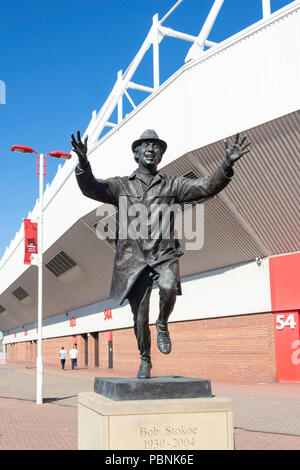 Statua di Bob Stokoe (Sunderland A.F.C. Manager), lo stadio di luce, Vaux Brewery modo, Sunderland, Tyne and Wear, England, Regno Unito Foto Stock