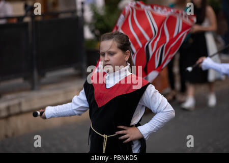 Sbandieratori e musicisti di Velletri vicino Roma organizza un evento denominato Anno Domini 1495 Foto Stock