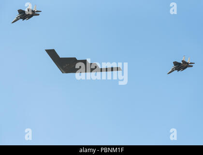 Lo spirito di New York Northrop B-2 bombardiere Stealth scortato da 2 RAF F-15 Eagle jet fighter fa un cavalcavia a display RIAT Fairford 2018, UK. Foto Stock