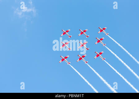 La Swiss Air Force Pilatus NCPC-7 team di visualizzazione eseguire un diamante perfetto cavalcavia di formazione con percorsi di fumo a RIAT Fairford 2018, UK. Foto Stock