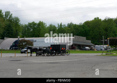 MIDDLEBURY, Indiana, Stati Uniti - Maggio 22nd, 2018: vista degli Amish carrello lungo la città, noto per la vita semplice con un tocco di natura contacy, pianura, abito e riluttanza ad adottare le comodità della tecnologia moderna Foto Stock