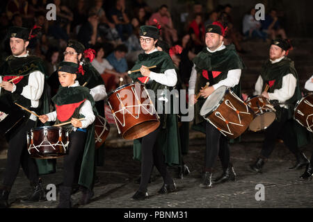 Sbandieratori e musicisti di Velletri vicino Roma organizza un evento denominato Anno Domini 1495 Foto Stock