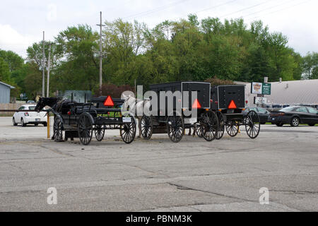 MIDDLEBURY, Indiana, Stati Uniti - Maggio 22nd, 2018: vista degli Amish carrello lungo la città, noto per la vita semplice con un tocco di natura contacy, pianura, abito e riluttanza ad adottare le comodità della tecnologia moderna Foto Stock