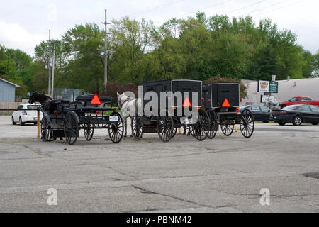 MIDDLEBURY, Indiana, Stati Uniti - Maggio 22nd, 2018: vista degli Amish carrello lungo la città, noto per la vita semplice con un tocco di natura contacy, pianura, abito e riluttanza ad adottare le comodità della tecnologia moderna Foto Stock