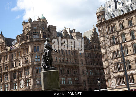 Jenners Department Store, Edimburgo, in Scozia con la statua del David Livingstone in primo piano. Foto Stock