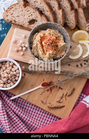 Hummus con integrale pane di pasta acida, paprica e limone