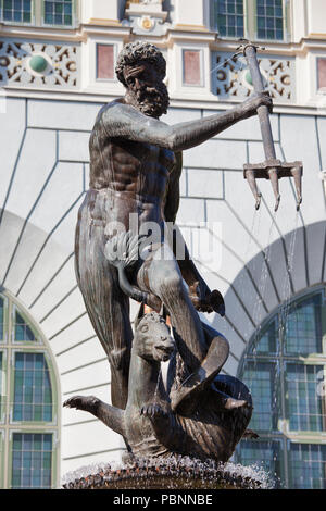 Fontana di Nettuno, statua in bronzo del dio romano del mare nella Città Vecchia di Danzica, Polonia Foto Stock