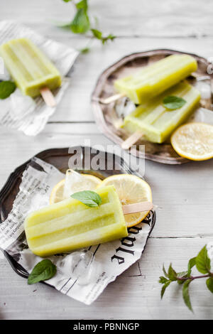 Popsicles fatta di ingredienti salutari Foto Stock