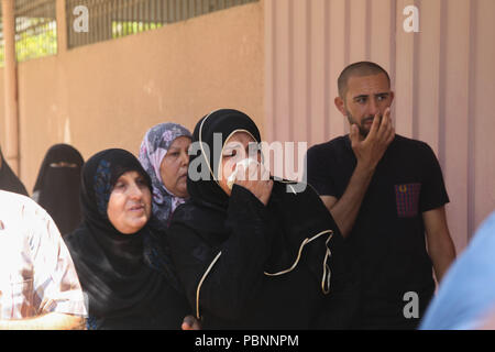 La striscia di Gaza, la Palestina. 29 Luglio, 2018. Il funerale di due giovani uomini, Nafez Ayman al-Najjar (24 anni) e Muhannad Majid Hamouda (24 anni) che è arrivato all'ospedale indonesiano, sono stati trovati sparsi. I corpi dei due martiri furono trovati all alba della domenica dopo un'esplosione in Jabalia orientale nel nord della Striscia di Gaza. Credito: Ramez Habboub/Pacific Press/Alamy Live News Foto Stock