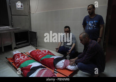 La striscia di Gaza, la Palestina. 29 Luglio, 2018. Il funerale di due giovani uomini, Nafez Ayman al-Najjar (24 anni) e Muhannad Majid Hamouda (24 anni) che è arrivato all'ospedale indonesiano, sono stati trovati sparsi. I corpi dei due martiri furono trovati all alba della domenica dopo un'esplosione in Jabalia orientale nel nord della Striscia di Gaza. Credito: Ramez Habboub/Pacific Press/Alamy Live News Foto Stock