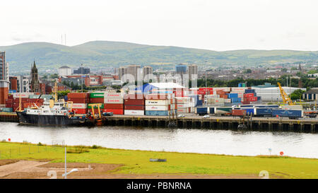 BELFAST, NI - Luglio 14, 2016: banchine al Titanic Quarter, Irlanda del Nord. Il porto di Belfast, noto come Regina dell'isola fino al 1995 Foto Stock