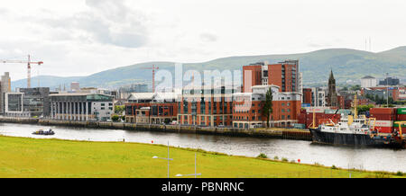 BELFAST, NI - Luglio 14, 2016: banchine al Titanic Quarter, Irlanda del Nord. Il porto di Belfast, noto come Regina dell'isola fino al 1995 Foto Stock