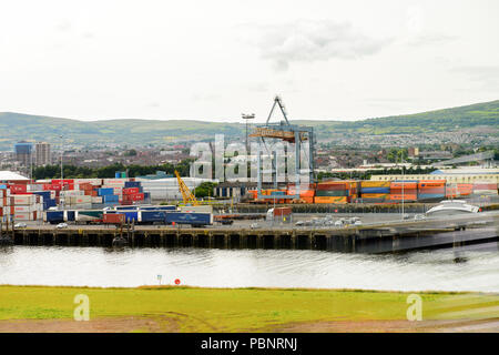 BELFAST, NI - Luglio 14, 2016: banchine al Titanic Quarter, Irlanda del Nord. Il porto di Belfast, noto come Regina dell'isola fino al 1995 Foto Stock