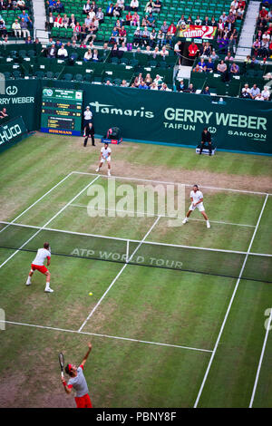 Roger Federer gioca in una raddoppia la corrispondenza alla 2013 Gerry Weber Open di Halle Westfalen (Germania). Foto Stock