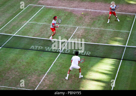 Roger Federer gioca in una raddoppia la corrispondenza alla 2013 Gerry Weber Open di Halle Westfalen (Germania). Foto Stock