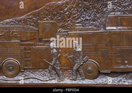 Il New York vigili del fuoco Memorial Wall si trova all' angolo di libertà e Greenwich Street, New York, Stati Uniti d'America Foto Stock