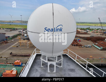 Uno dei Marlink Sealink cupole di comunicazione a bordo di una nave sismica a fianco della banchina a Amsterdam, Paesi Bassi. Foto Stock