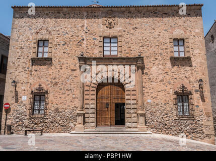 Caceres, Spagna - 13 luglio 2018: Palazzo Vescovile situato in Plaza Santa Maria, facciata principale, in stile rinascimentale, presenta un mezzo punto arch pontoon ornato b Foto Stock