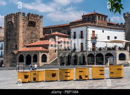 Caceres, Spagna - 13 luglio 2018: la piazza principale della città, a destra del monumento chiamato 'Torre de Bujaco', edificio arabo di pianta quadrata eretto su Roma Foto Stock