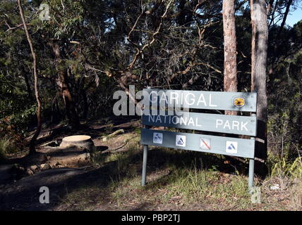 Sydney, Australia - Lug 13, 2018. Garigal Parco Nazionale di segno. Bushwalking e ricreazione in Garigal National Park (Sydney, NSW, Australia) Foto Stock