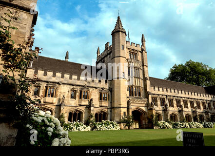 Vista su giardini di fondatori Tower e chiostri, Magdalen College di Oxford Foto Stock