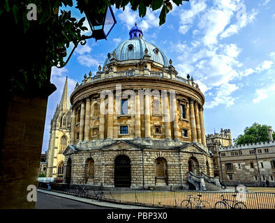 Radcliffe Camera con Brasenose College e la Guglia dell'università chiesa di Santa Maria Vergine in background. Foto Stock