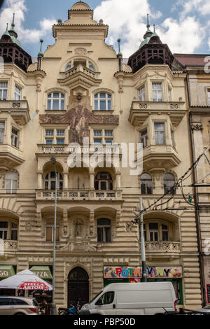 Magnifico cavaliere a cavallo con eagle background & due schermi sulla parete esterna di alto edificio vecchio edificio residenziale di Praga vicino a Galleria Nazionale Foto Stock