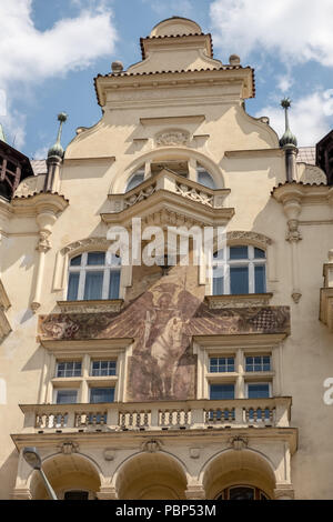 Magnifico cavaliere a cavallo con eagle background & due schermi sulla parete esterna di alto edificio vecchio edificio residenziale di Praga vicino a Galleria Nazionale Foto Stock