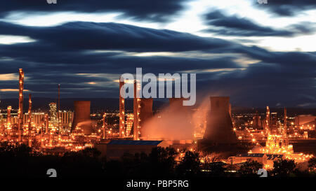 Grangemouth raffineria di petrolio al tramonto Foto Stock