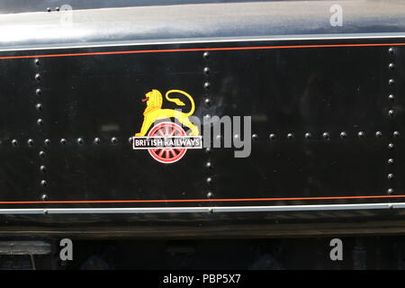 British Railways logo sulla gara di BR Standard 4MT n. 76079 sulla North Yorkshire Moors Railway a Pickering Station Foto Stock