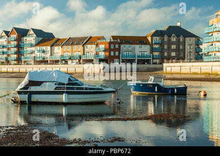 Sera d'estate sul fiume Adur a Shoreham-da-Mare, West Sussex, in Inghilterra. Foto Stock