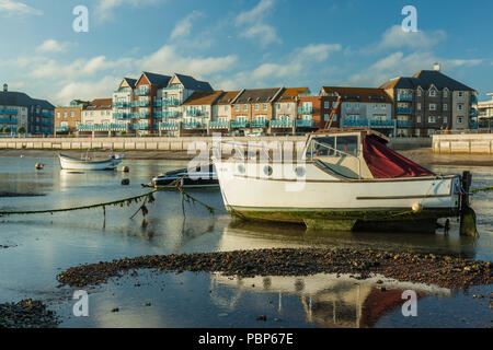 Sera d'estate sul fiume Adur a Shoreham-da-Mare, West Sussex, in Inghilterra. Foto Stock