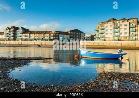 Sera d'estate sul fiume Adur a Shoreham-da-Mare, West Sussex, in Inghilterra. Foto Stock