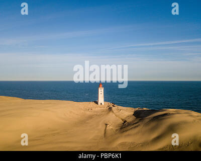 Vista aerea del Rubjerg Knude faro sepolto nelle sabbie sulla costa del Mare del Nord Foto Stock