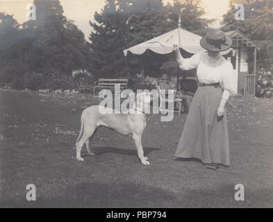 Victorian / Edwardian fotografia di una Signora Formazione Il suo cane in un grande giardino Foto Stock