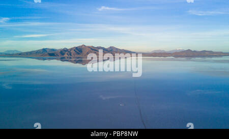 Antenna Uyuni riflessioni sono una delle più belle cose che un fotografo può vedere. Qui possiamo vedere come il tramonto su un orizzonte infinito con Foto Stock