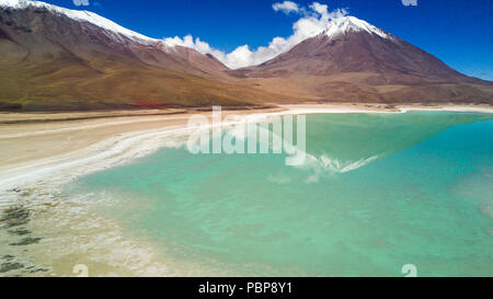 Una veduta aerea di 'Laguna Verde" (verde Laguna) nel modo di Uyuni saltflats e splendido paesaggio delle Ande montagne e vulcani, Bolivia Foto Stock