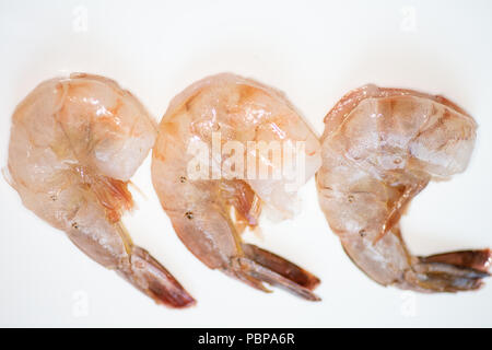 Tre lava fresca gamberetti appena risciacquato e pronto per essere cucinato.sul bancone della cucina. Foto Stock