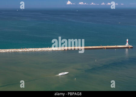 Vista aerea di una barca lasciando Petoskey marina su una soleggiata giornata estiva Foto Stock