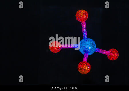 Esperimenti di laboratorio atomo o molecola struttura del metano CH4 in sfondo nero con spazio di copia Foto Stock
